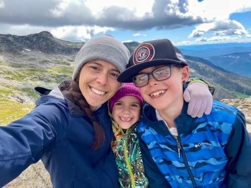 Amelie and her kids on a mountain hike